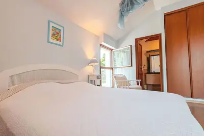 Image de Chambre Bleue Lumineuse et Climatisée