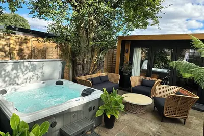 Image de Spacious and modern 4 bed with hot tub and large garden.