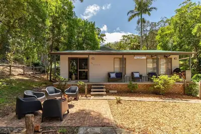 Image de Ansett Cottage set in the serene charm of Smiths Lake