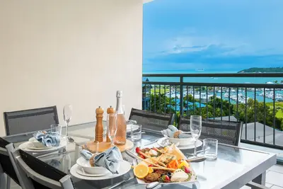 Image de Modern 2 Bedroom, 2 Bath Apartment with ocean views