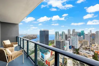 Image de Downtown Luxury Condo with Free Parking