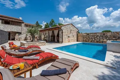 Image de Rustic stone holiday house with pool