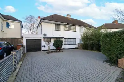 Image de Charming 4-Bed Home with Garden in Hatfield