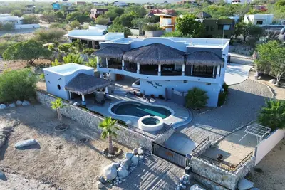 Image de Coastal Paradise: Pool & Hottub