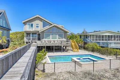 Image de Seven Bedroom Oceanfront Home with Pool in North Litchfield