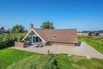 Image de Just 500 meters from both the sea and the town, this lovely, well-maintained.