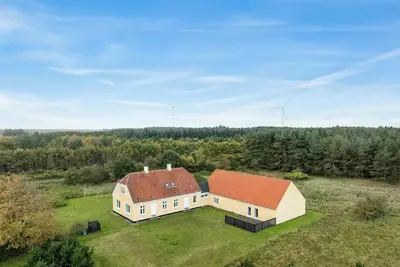 Image de Large pool house with activity room located in peaceful surroundings.