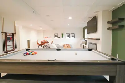 Image de Family Friendly•Private Deck & Fire Pit•Pool Table•Gym•Ev•Grill•Sleeps 8