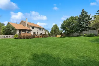 Image de 1\/2 Acre Retreat: 100\" Tv, Open layout Navy Base and Six Flags Great America