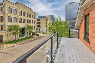 Image de Single Bachelor unit en-suite Across from Google