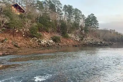 Image de Whispering River. Secluded, Rare Find with River Access.