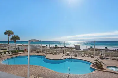 Image de Updated beachfront condo, gulf views, book spring or summer!