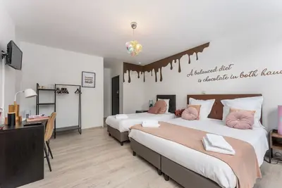 Image de Sweet chocolate room by Charlie's choco factory - Perfect for up to 3 people!