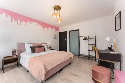 Image de Oompa Loompa’s Pink Chocolate Room!
