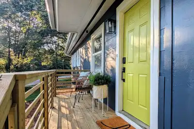 Image de Three Bedroom. Outdoor Space. Game Room. Walk to Doak and College Town.