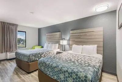 Image de Centrally Located Stay Right off I-35 | Budget-friendly Hotel Room