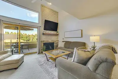Image de 7 Mi to Dwtn - Family Condo in Harbor Springs!