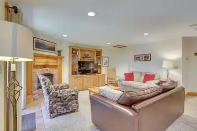 Image de Ski-In/Ski-Out Condo at Jay Peak Resort!