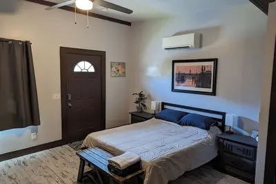 Charming cottage in enchanting Savannah with WiFi, Ac