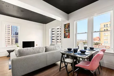 Image de Romantic RiverWallk Retreat: River/City View/King