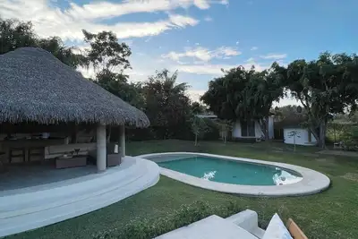 Image de Espaciosa y refinada casa campirana. Con alberca climatizada, jacuzzi y palapa.