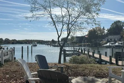 Image de Chesapeake Charm! Waterfront Property! Hot Tub! Grill - Beautiful 4 Br\/3. 5 Bath