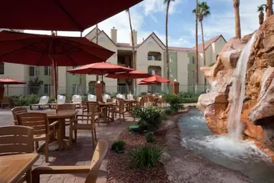 Image de Desert Club Resort offers the best of both Vegas experiences.