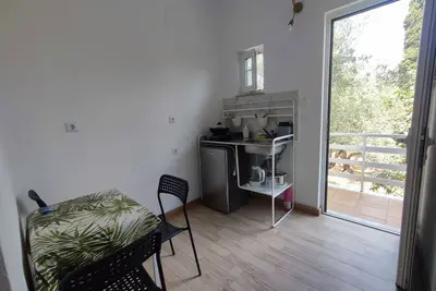 Image de Comfort B&B remodeled rooms, 5' from Beach. Karavaki apartments\n