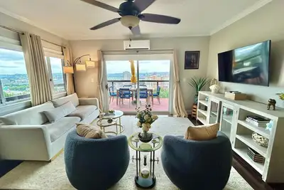 Image de Charming 2-bedroom apartment in Cincinnati w free parking & a tandem driveway.