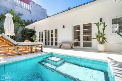 Beach House in Central Berawa-Canggu