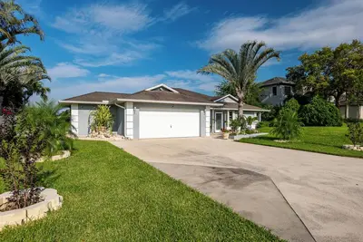 Image de Stunning Lakefront Solar Heated Pool & Spa House!