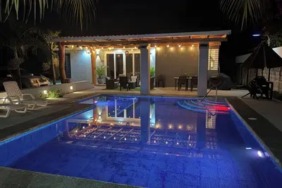 Charming 2-bedroom house with WiFi, Ac in adorable Las Isletas