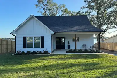 Waterfront New 2-Br 2-bath house on Lake Palestine w WiFi, Ac and amazing views