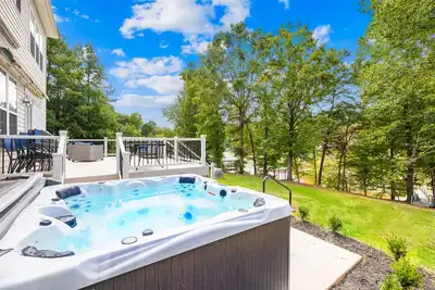 Image de Hot Tub, Office, Gas Firepit, & Peaceful!