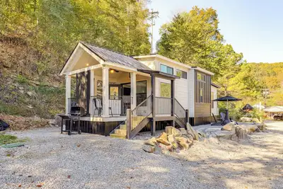 Image de Deck, Grill & Fishing Pond: Modern Cookeville Gem
