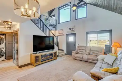 Image de Balcony & Views: Sturgis 'Twin Peaks' Cabin