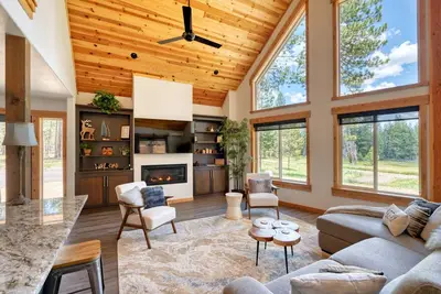 Image de Luxe in La Pine, Sleeps 7, Hot Tub, 2 King Beds, 1 Queen Bed, 1 Twin Bed
