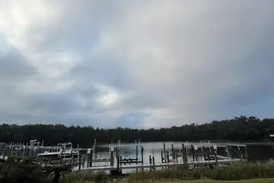 Image de Charming 2 bedroom condo with waterfront/dock access! Community pool!