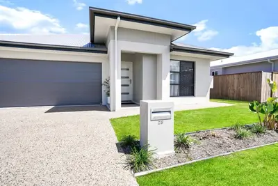 Image de Skippers Rest- Modern 5-Bedroom Coastal Retreat with Pool – Ideal for Families & Groups!