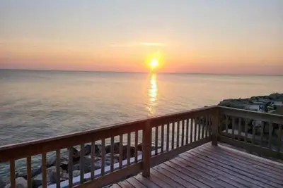 Image de Lake Erie Water Front Home Private Beach w\/ Tower