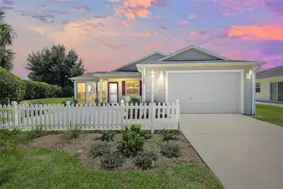 Image de Best Location 2bed/2ba house w/ garage on Private Corner Lot just updated! !