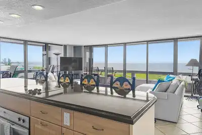 Image de Beautiful and Updated 4th Floor Condo at Beach Terrace