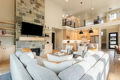 Image de Deer Valley East Village Near the Lake and Skiing, Private Hot Tub