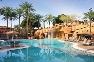 Image de Check out 𝐅𝐢𝐧𝐝𝐢𝐧𝐠 𝐌𝐞𝐢𝐥𝐢 for our Desert Oasis Resort Villas+Amenities