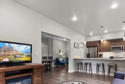 Image de Modern Ground-Level Condo Downtown—Perfect Walkability & Shared Outdoor Space for Relaxation!