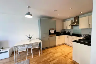Image de 2br&2ba-Balcony-FreeParking-FastWiFi-KingBed