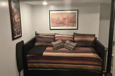 Image de Stand Alone Studio, Free Off Street Parking, Walkable 2 Downtown, Beautiful Area
