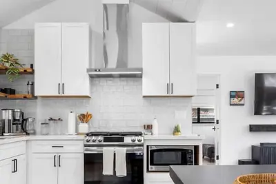Image de Modern Coastal Escape - walking distance to beach!