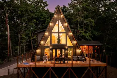 Image de Custom A-Frame / King Beds / Hot Tub / Location!