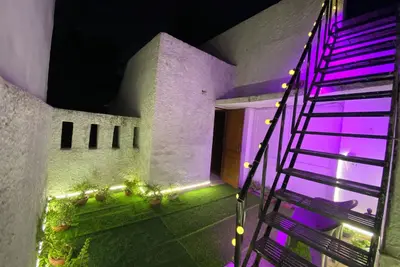 Charming 4bhk Duplex in South Delhi. Pet-friendly. Rustic charm, modern comfort.